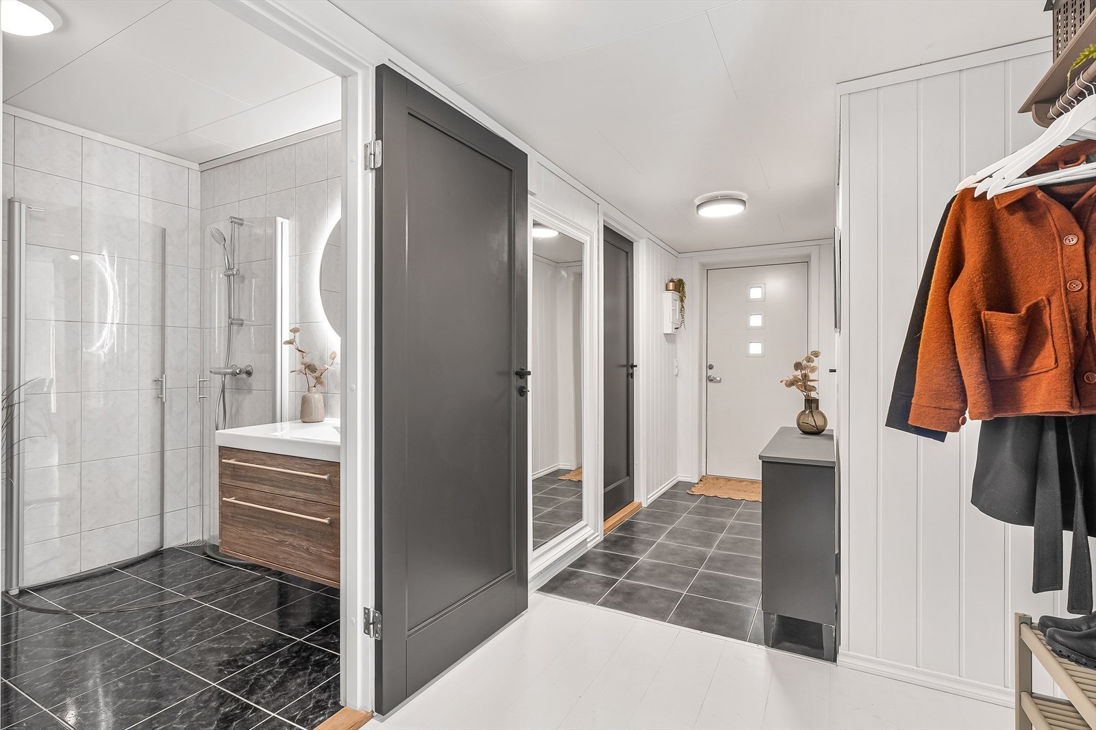 Entré med tilgang til bad og videre inn i leiligheten. Galleribilde
