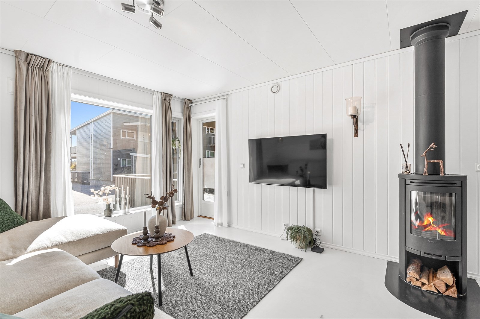 Trivelig leil. m/vedovne i stue som gir både effektiv varme og en hyggelig atmosfære. Galleribilde