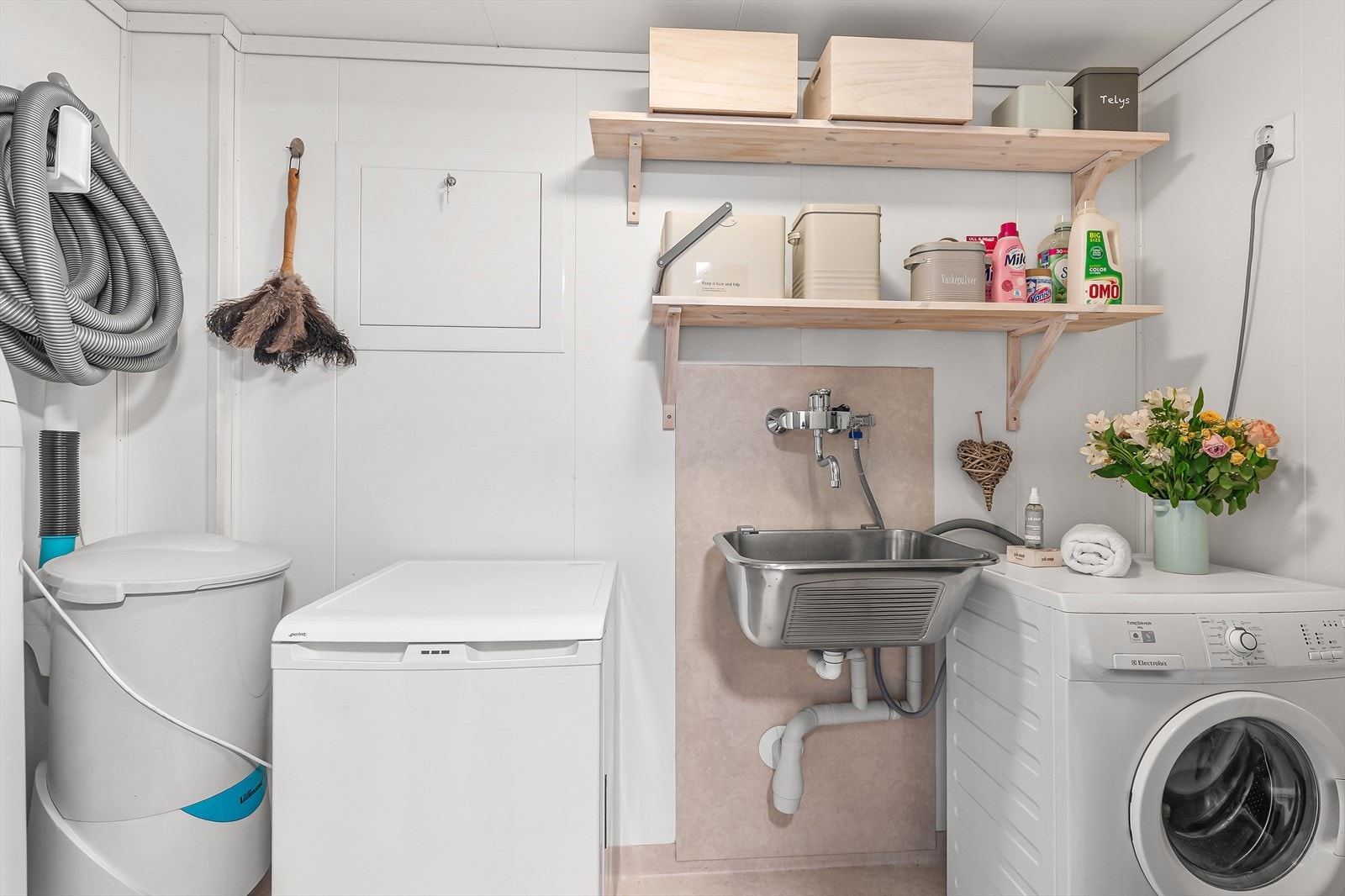 Praktisk kombinert bod og vaskerom med opplegg for vaskemaskin, skyllekar og sentralstøvsuger. Galleribilde