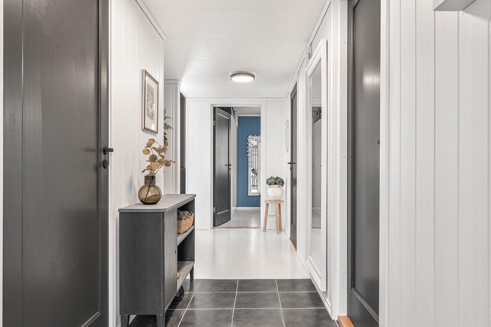 Gangen har malte platekledninger på veggene og malt parkett på gulvet. Galleribilde