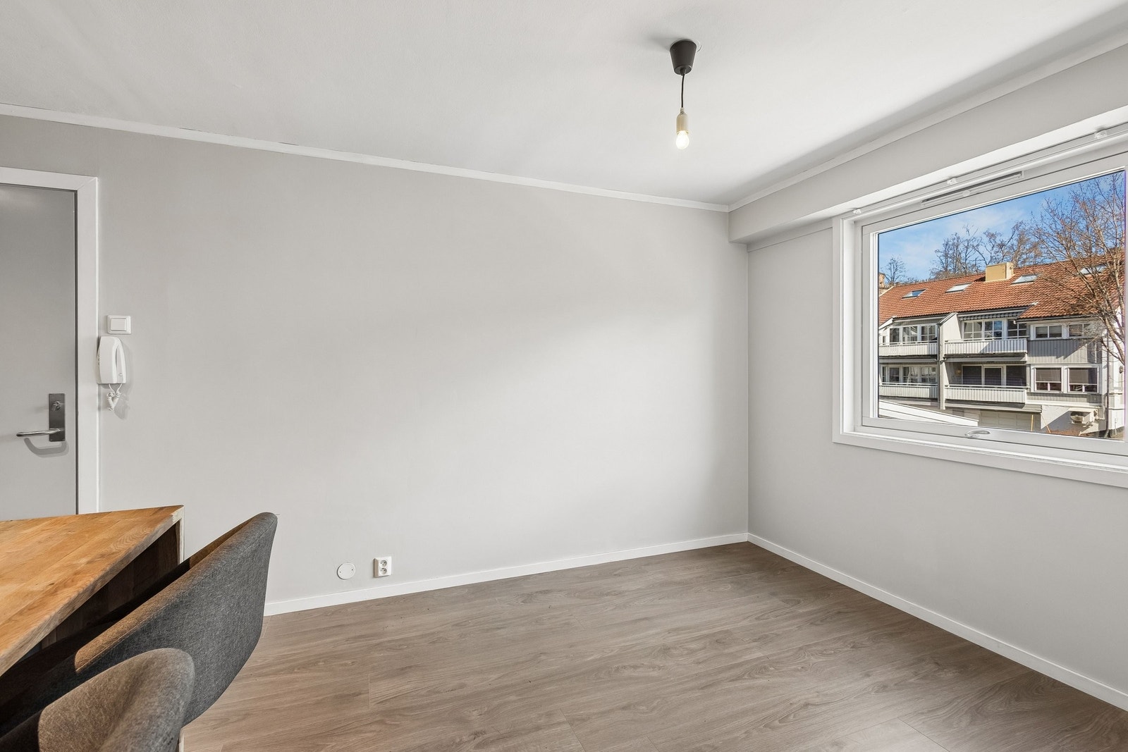 Alle vegger er nylig sparklet og malt. Ingen hyller, bilder etc. er hengt opp, slik at kjøper skal overta leiligheten uten stygge merker i vegg. Galleribilde