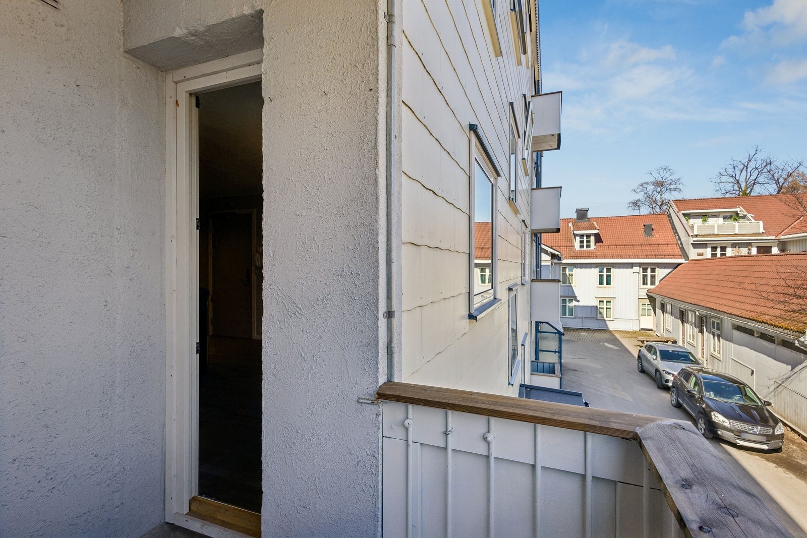 Rekkverket på balkongen er nylig malt, og øverste planke er byttet. Galleribilde
