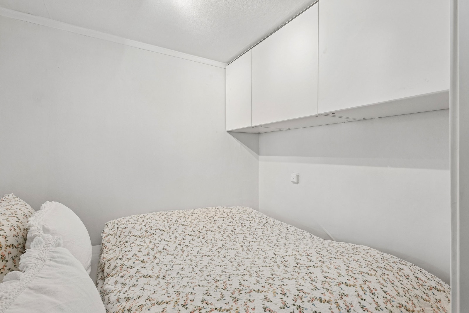 Det er god plass til hyller under skapene. Galleribilde
