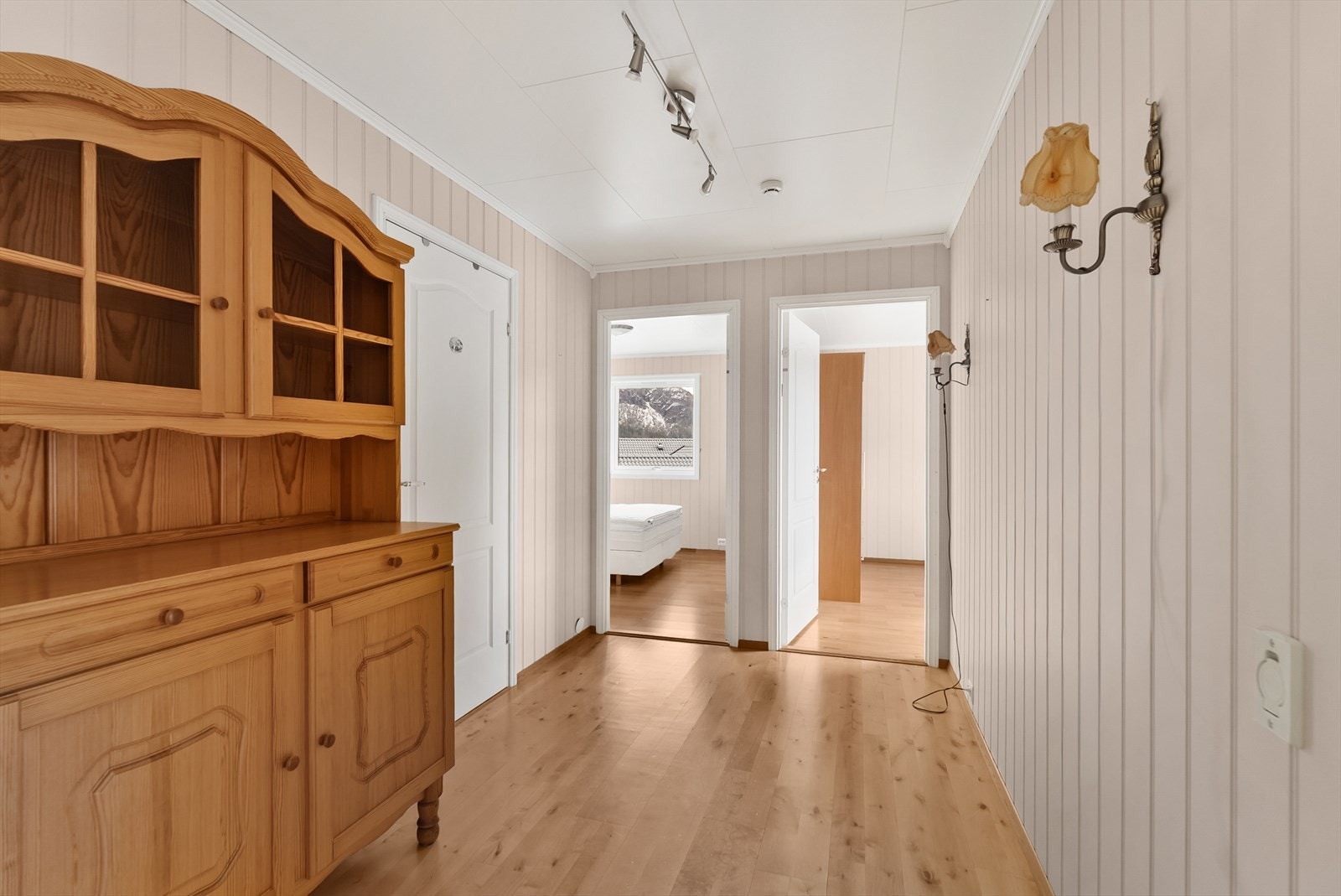 Gang med inngang til to av boligens soverom og bad. Galleribilde