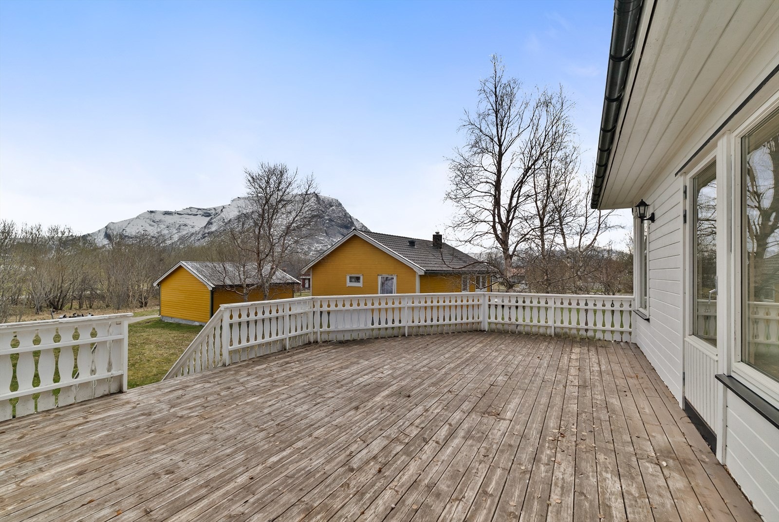 Balkong på hele 35m² hvor du kan nyte både sol og utsikt. Galleribilde