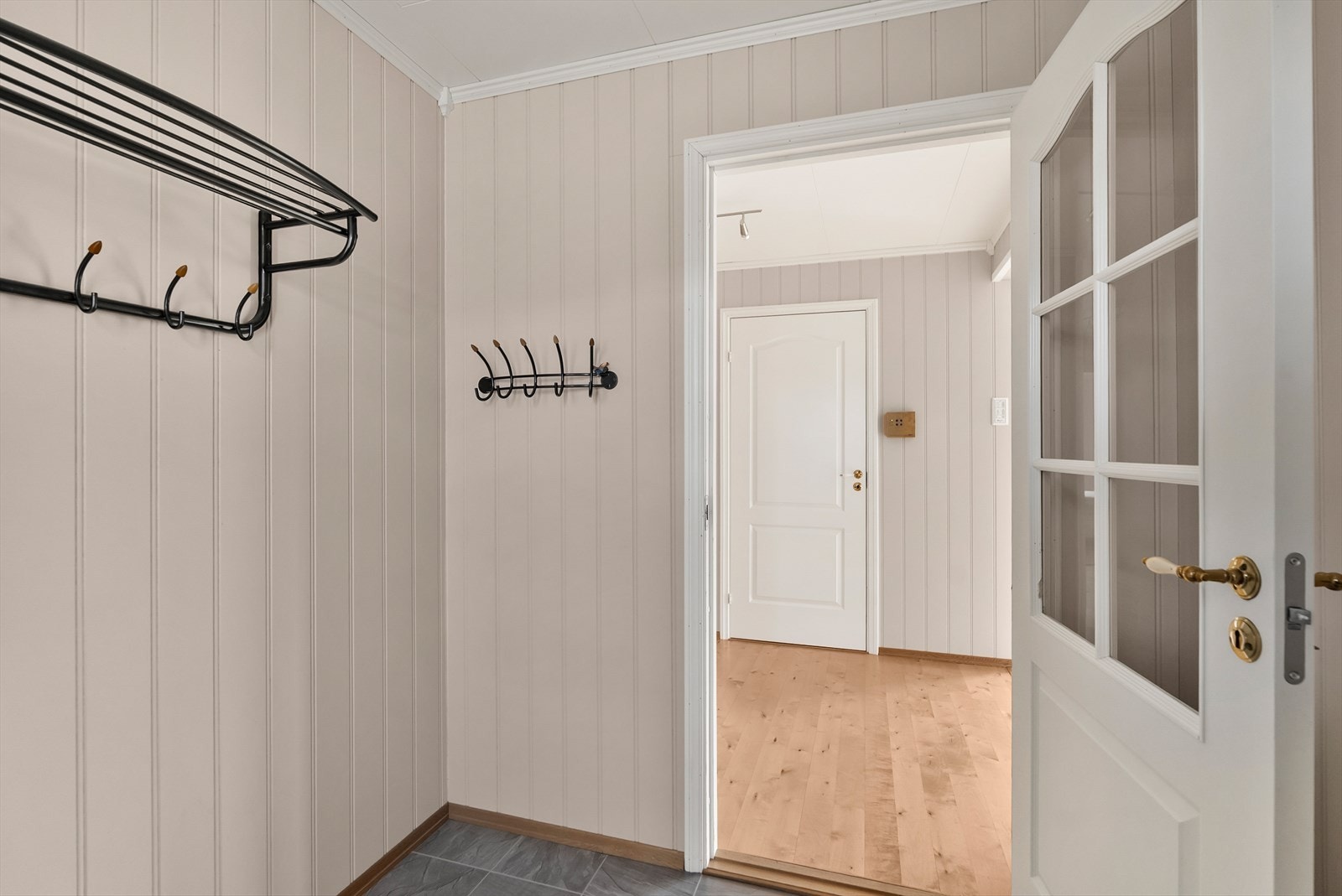 Entré hvor du har plass til å henge fra deg diverse yttertøy. Galleribilde