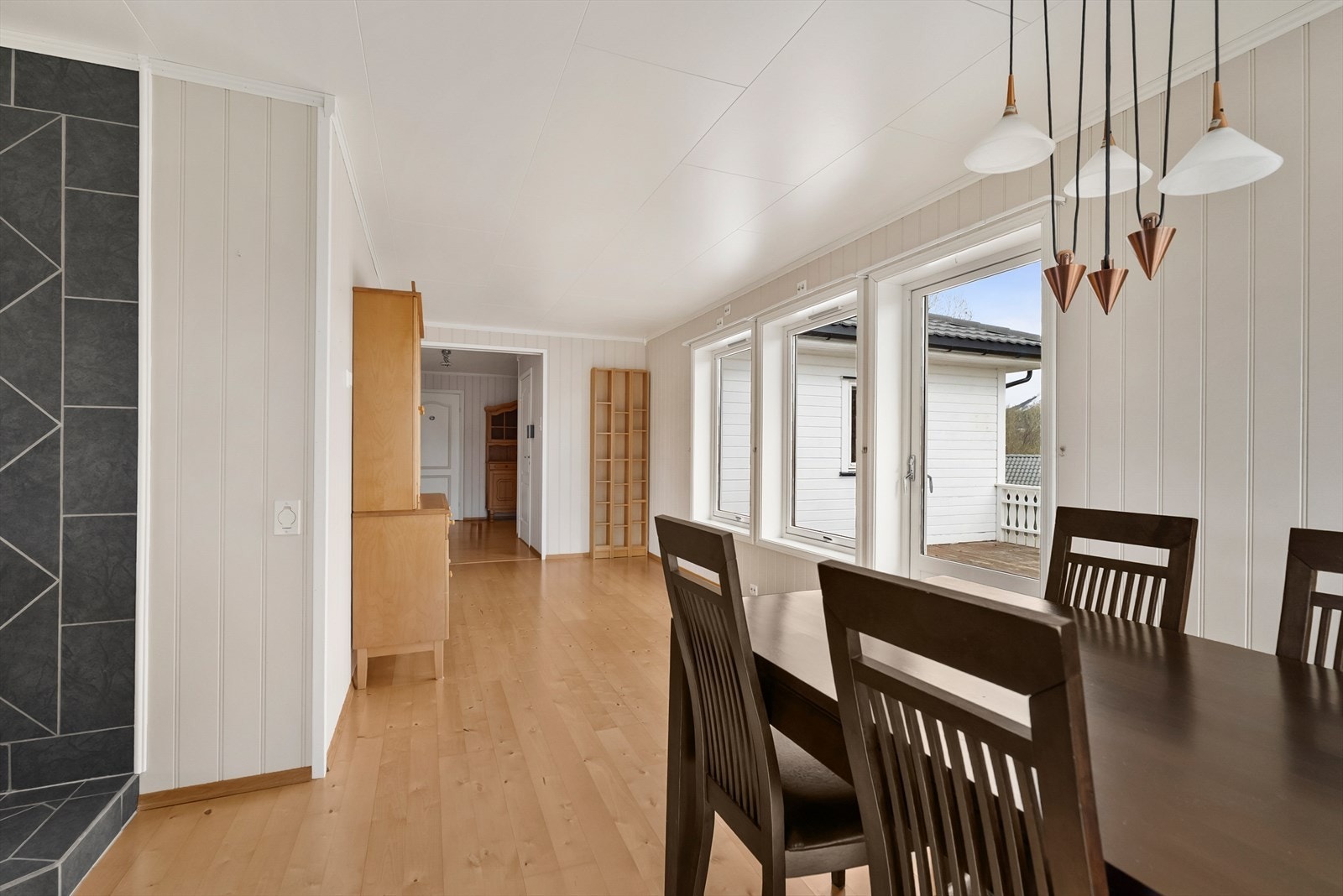 Utgang til stor og solrik balkong fra spisestue. Galleribilde