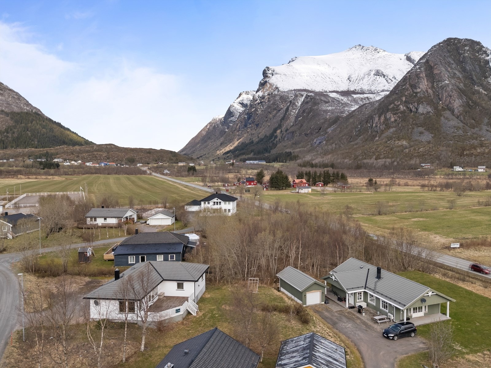 Romslig tomt hvor du kan nyte gode solforhold, lek og hyggelige stunder. Galleribilde