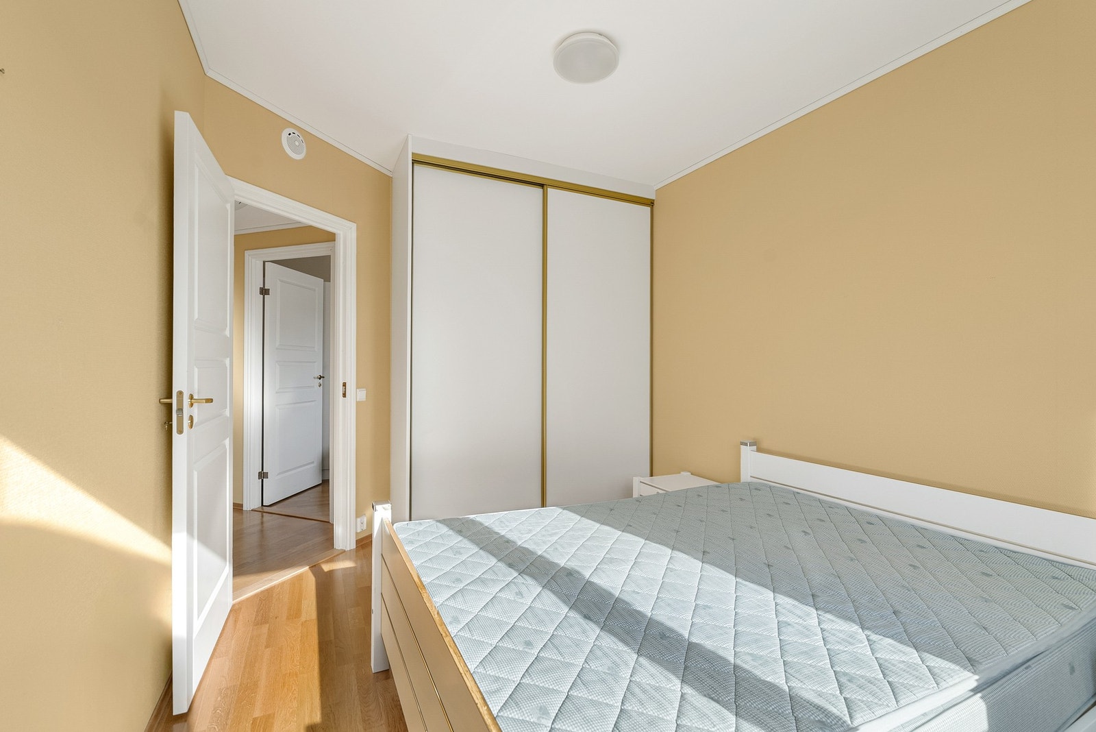Praktisk skyvedørsgarderobe på soverom 1. Galleribilde