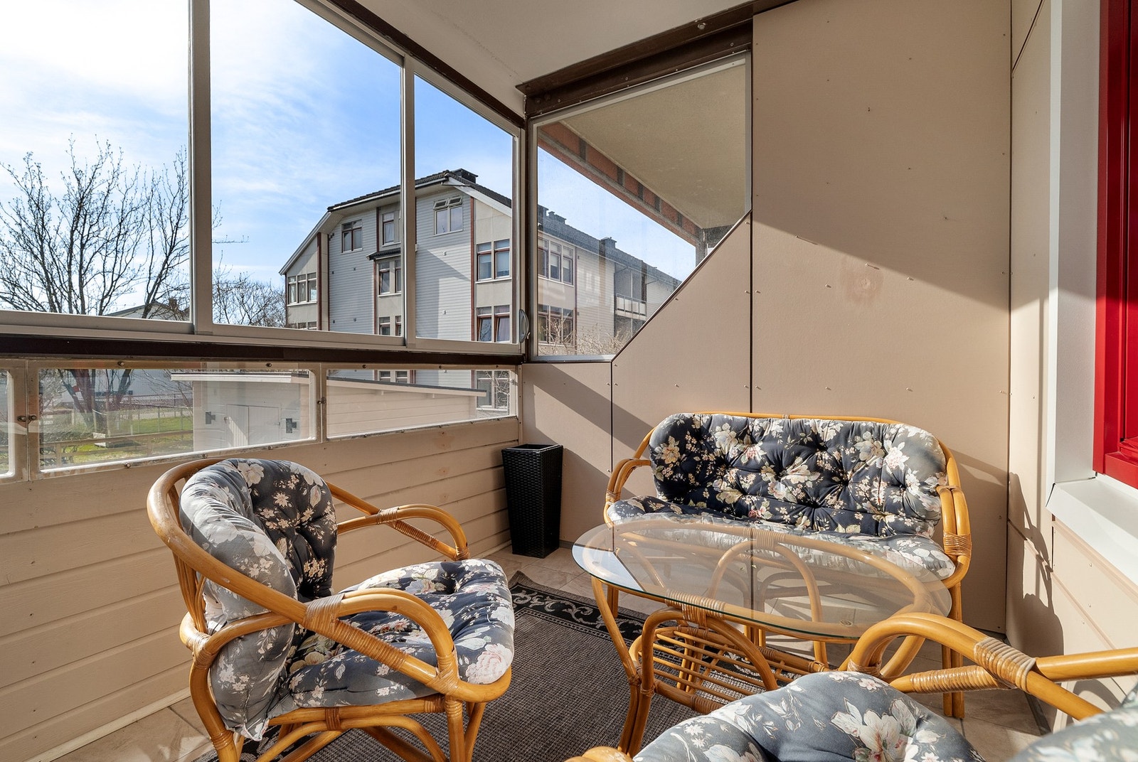 Innglasset balkong med plass til sittegruppe. Galleribilde