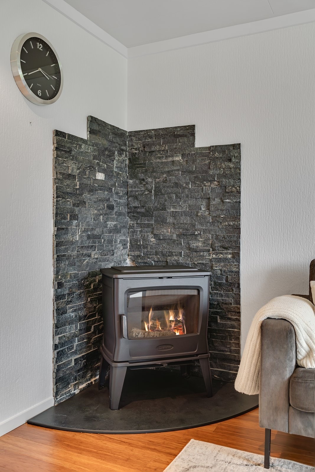 En vedovn av nyere dato, installert mot en teglsteinspipe fra byggeåret, gir både varme og hygge. Galleribilde