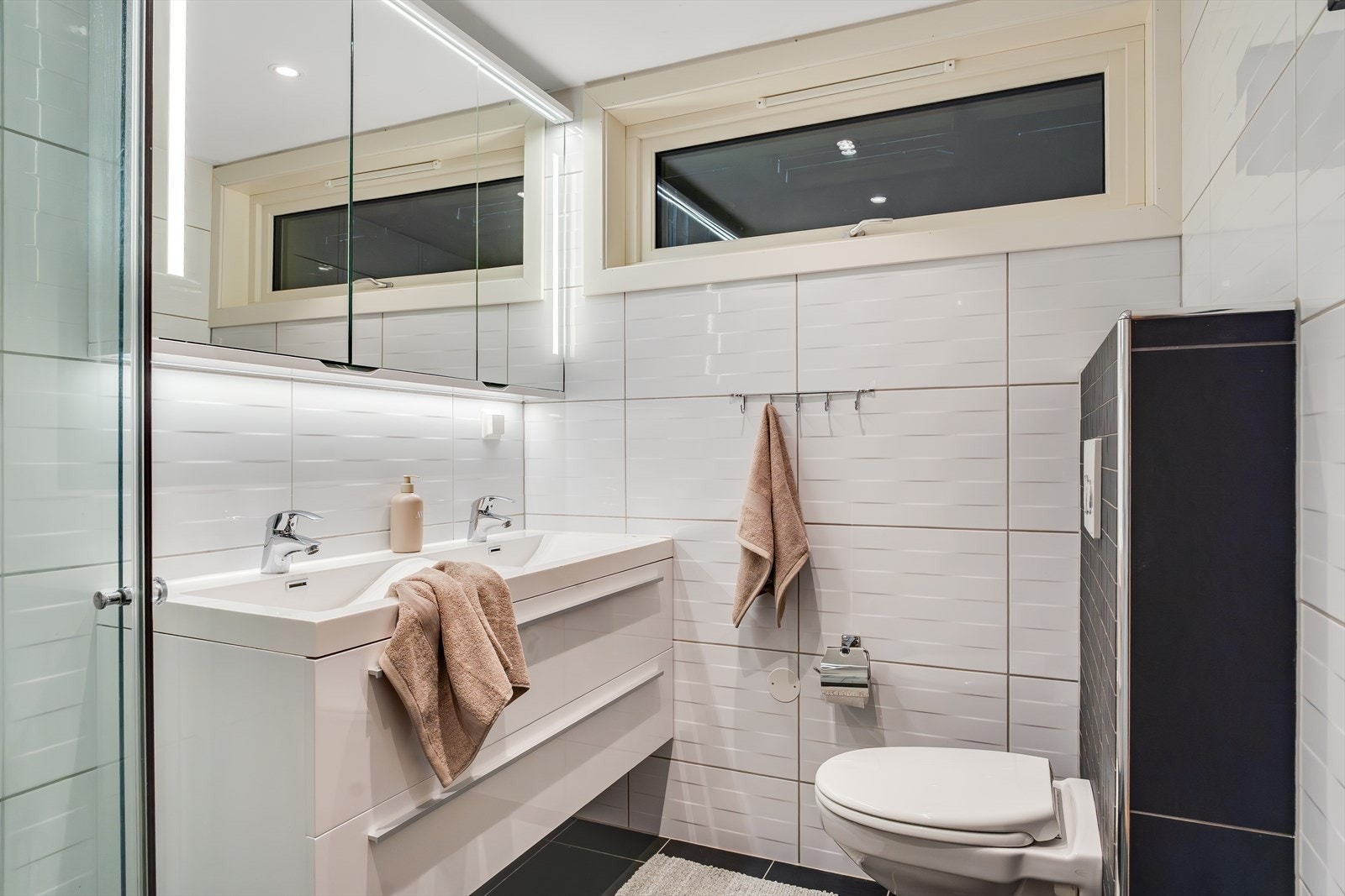 Badet i underetasjen ble etablert i 2013 og har flislagte overflater. Galleribilde