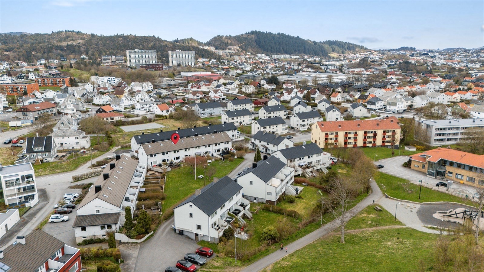 Det er gangavstand til flere skoler og barnehager, blant annet Lillesund skole og Vardafjell VGS. Galleribilde