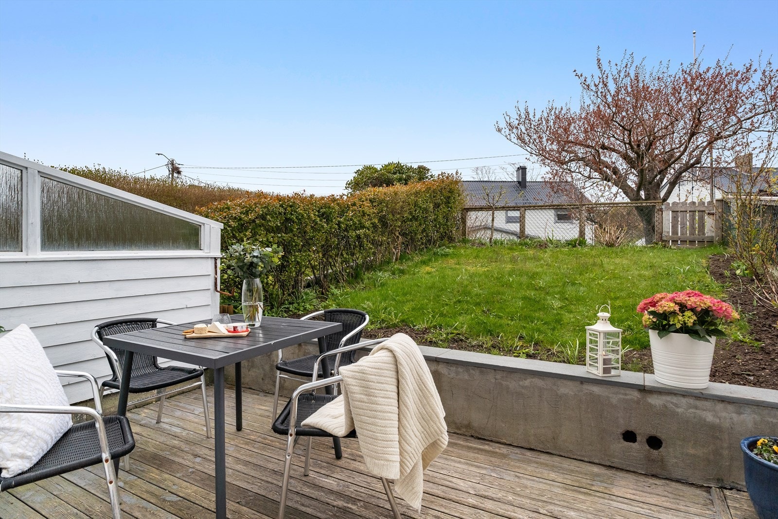 Uteområdet med terrasse og plen gir fine muligheter for uteliv. Galleribilde