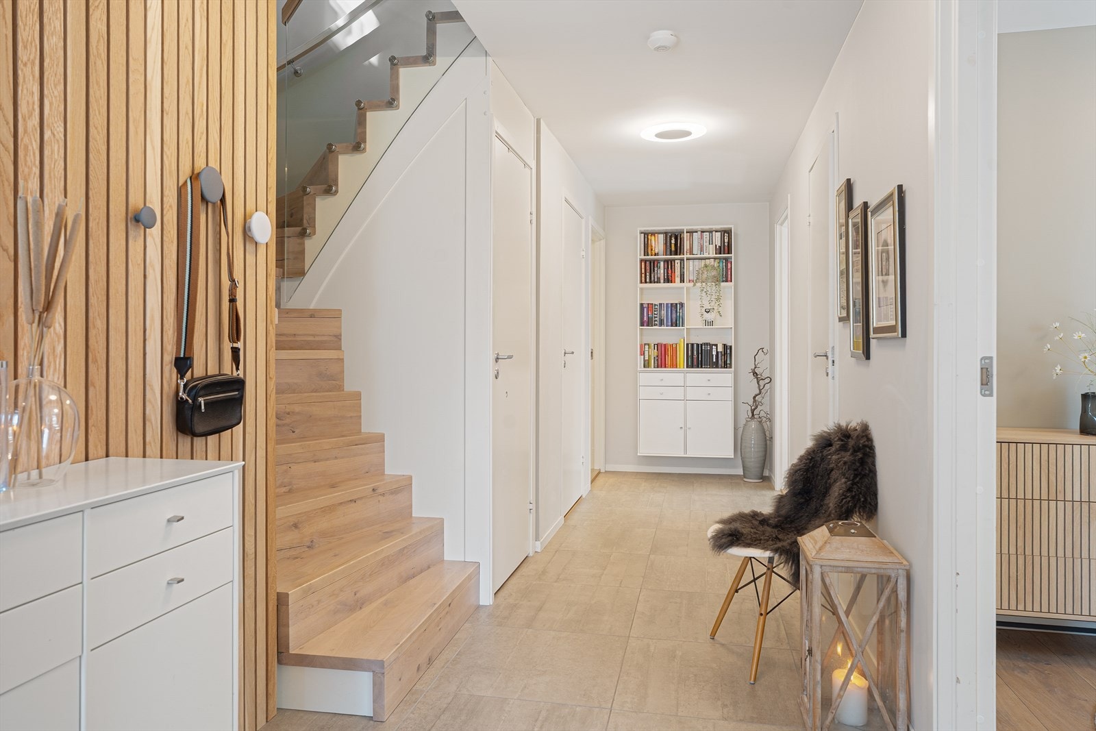 Trapp ned til flislagt hall/entré i 1. etasje Galleribilde