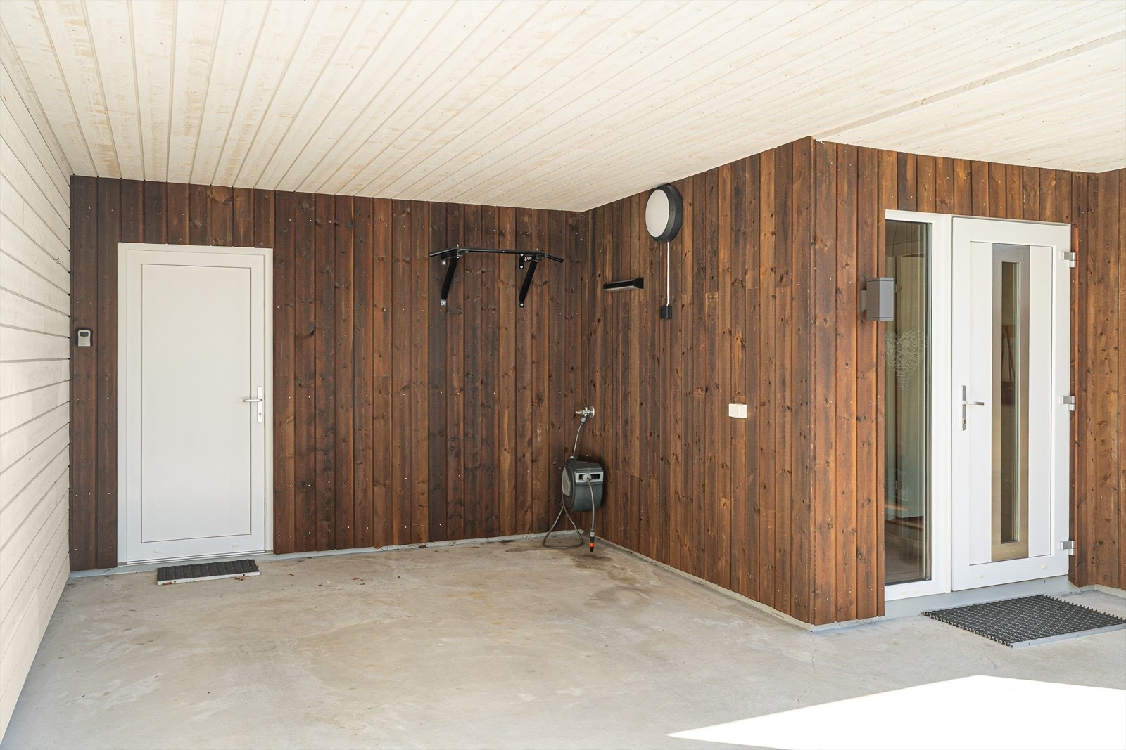 Carport med inngang til sportsbod Galleribilde