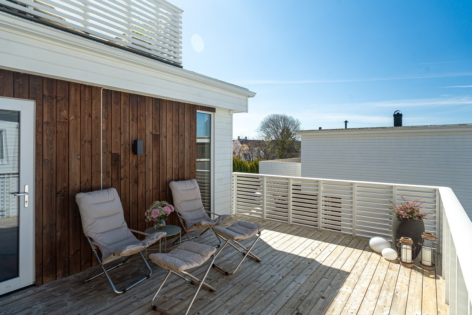 Utgang til terrasse fra stue/kjøkken med gode møblerinsmuligheter Galleribilde