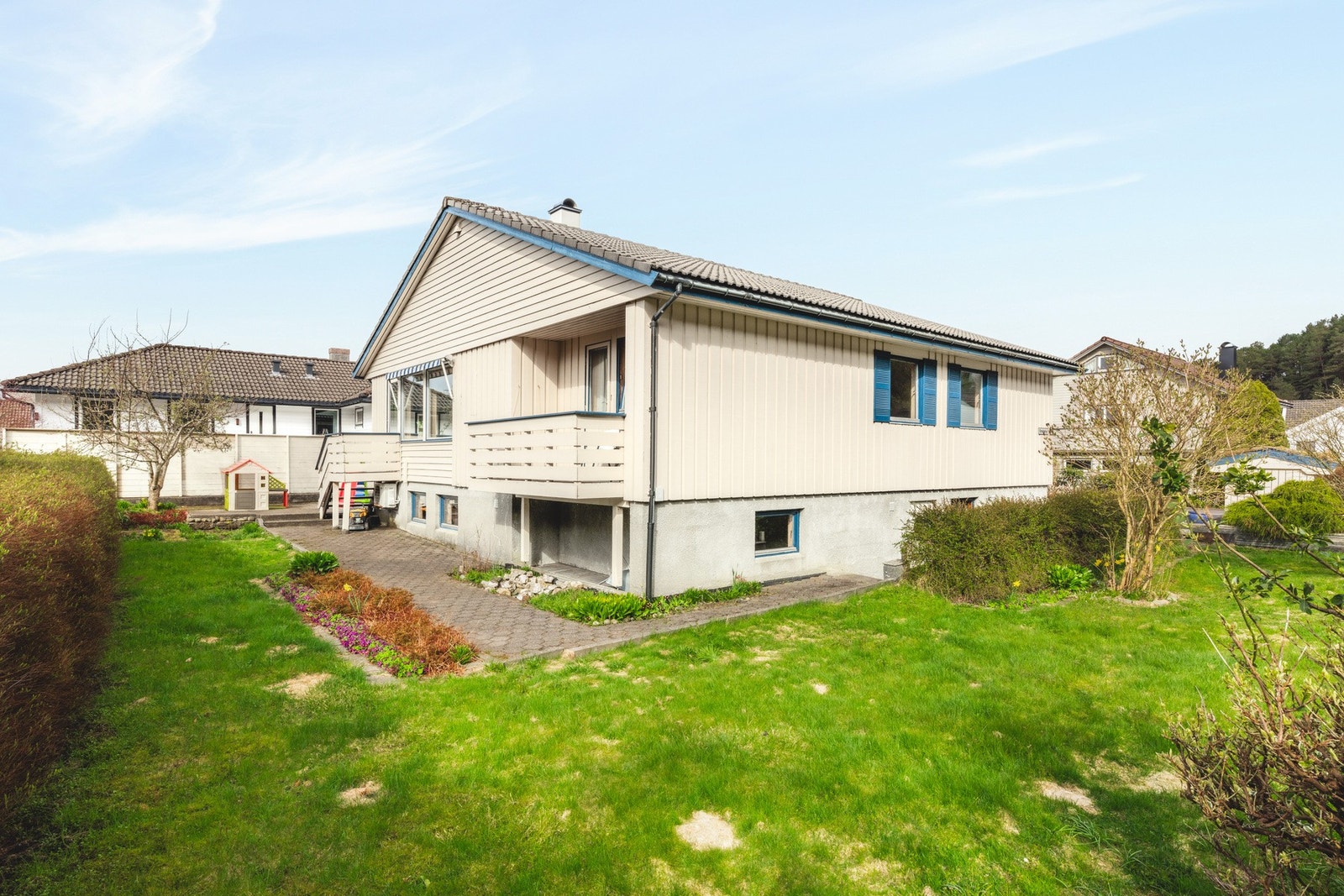 Skjermet hage med mye sol! Perfekt for barnefamilier! Galleribilde