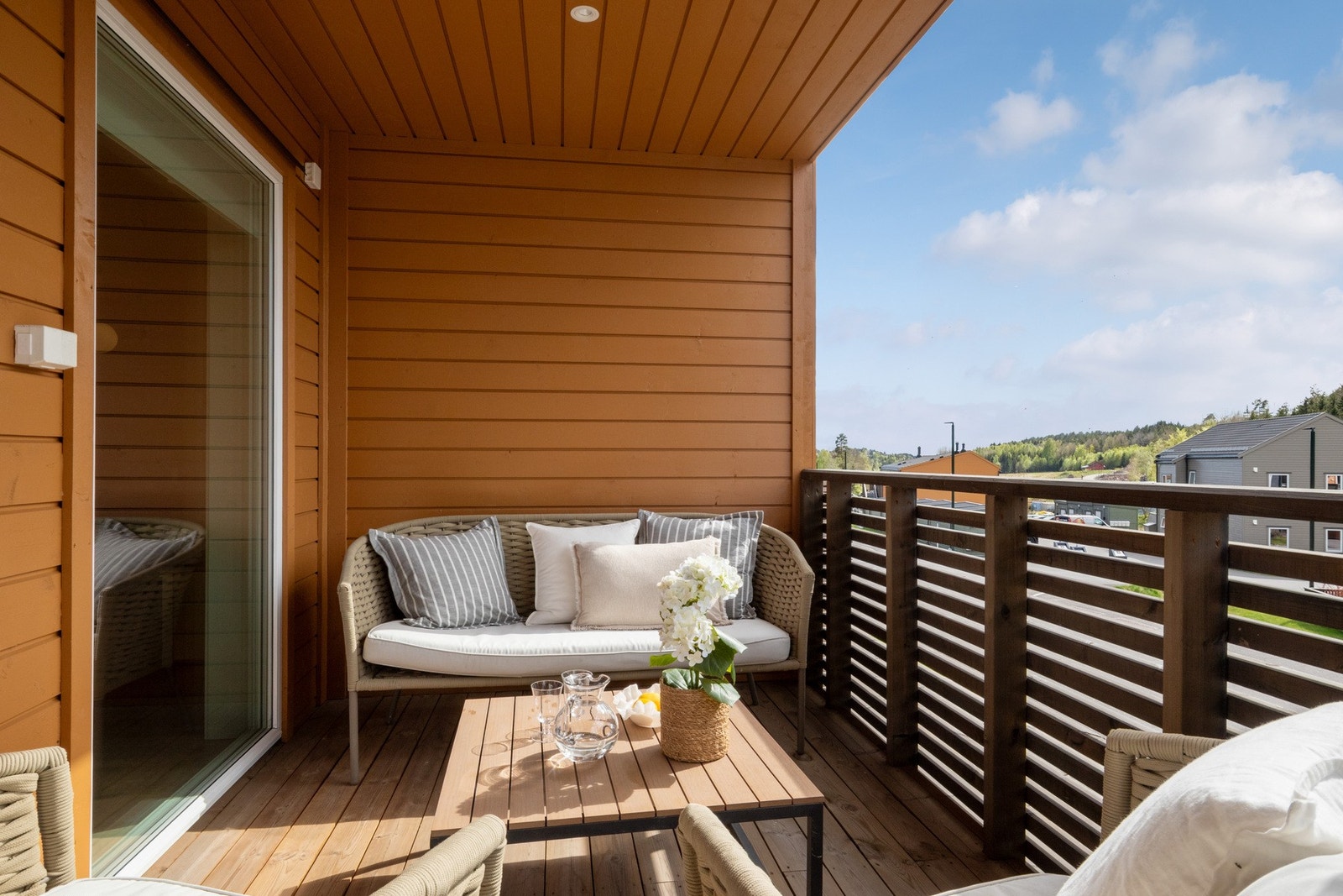 Balkongen er delvis overbygd og utstyrt med downlights i himlingen, noe som skaper en hyggelig atmosfære også på kveldstid. Galleribilde