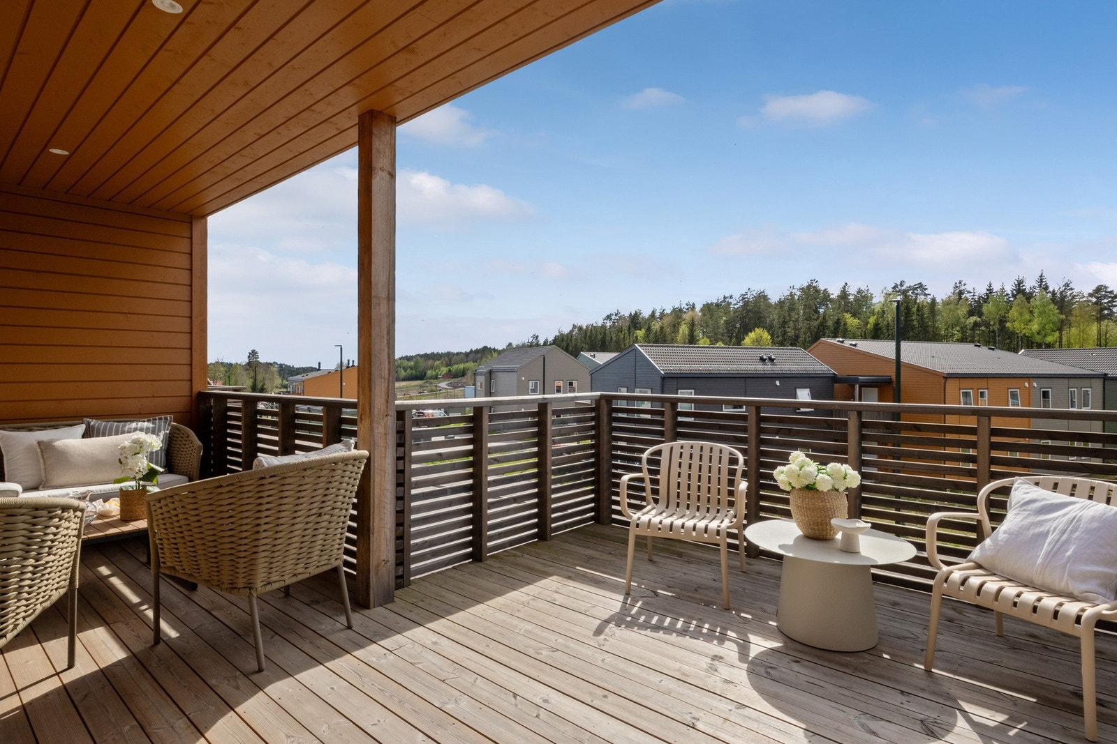Den generøse størrelsen gir god plass til både utemøbler og grill. Galleribilde