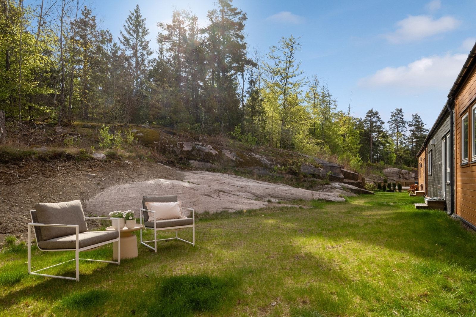 Hagen vender mot et skjermet skogsområde som byr på gode rekreasjonsmuligheter året rundt. Galleribilde