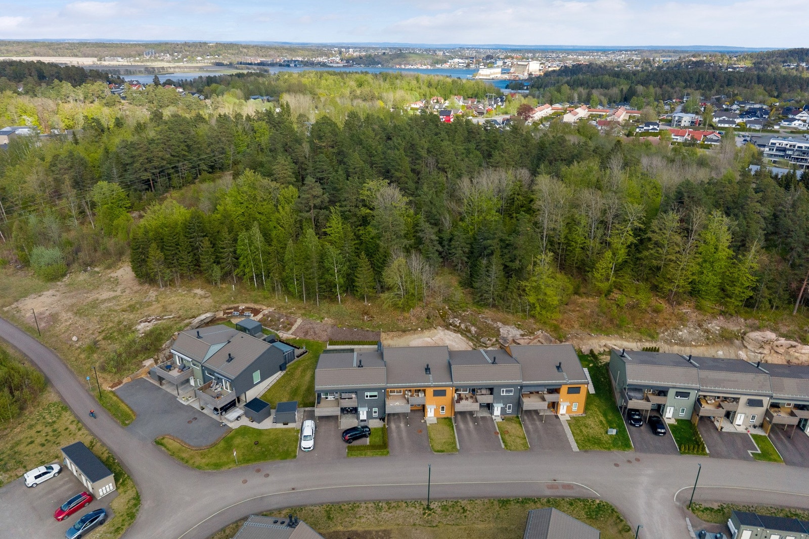 Firenga er utviklet som et moderne boligområde med fokus på gode oppvekstsvilkår, grønne uteområder og et hyggelig bomiljø. Galleribilde