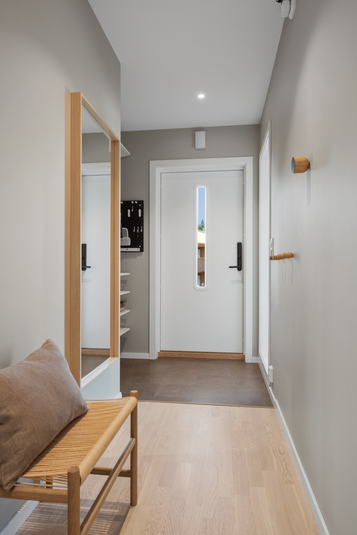 Veggene er lysmalte og himlingen har downlights som gir godt lys. Galleribilde