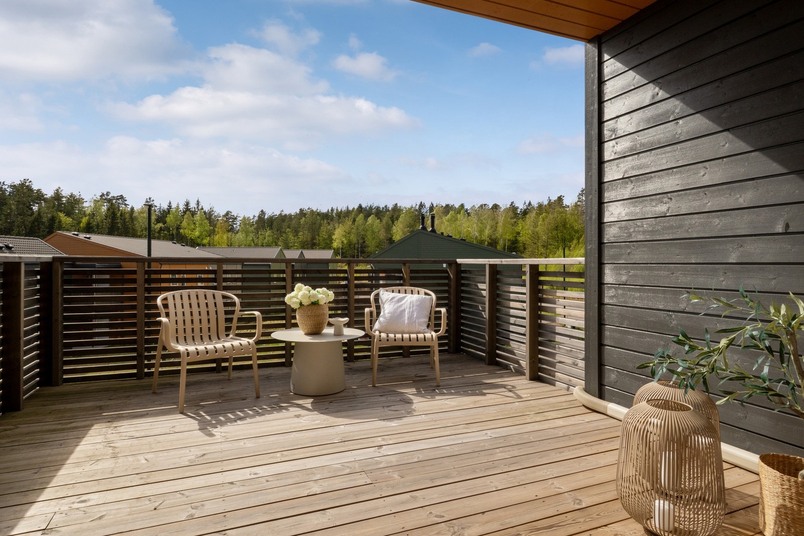Dekket er av terrassebord, og rekkverket i liggende trespiler gir et moderne uttrykk. Galleribilde