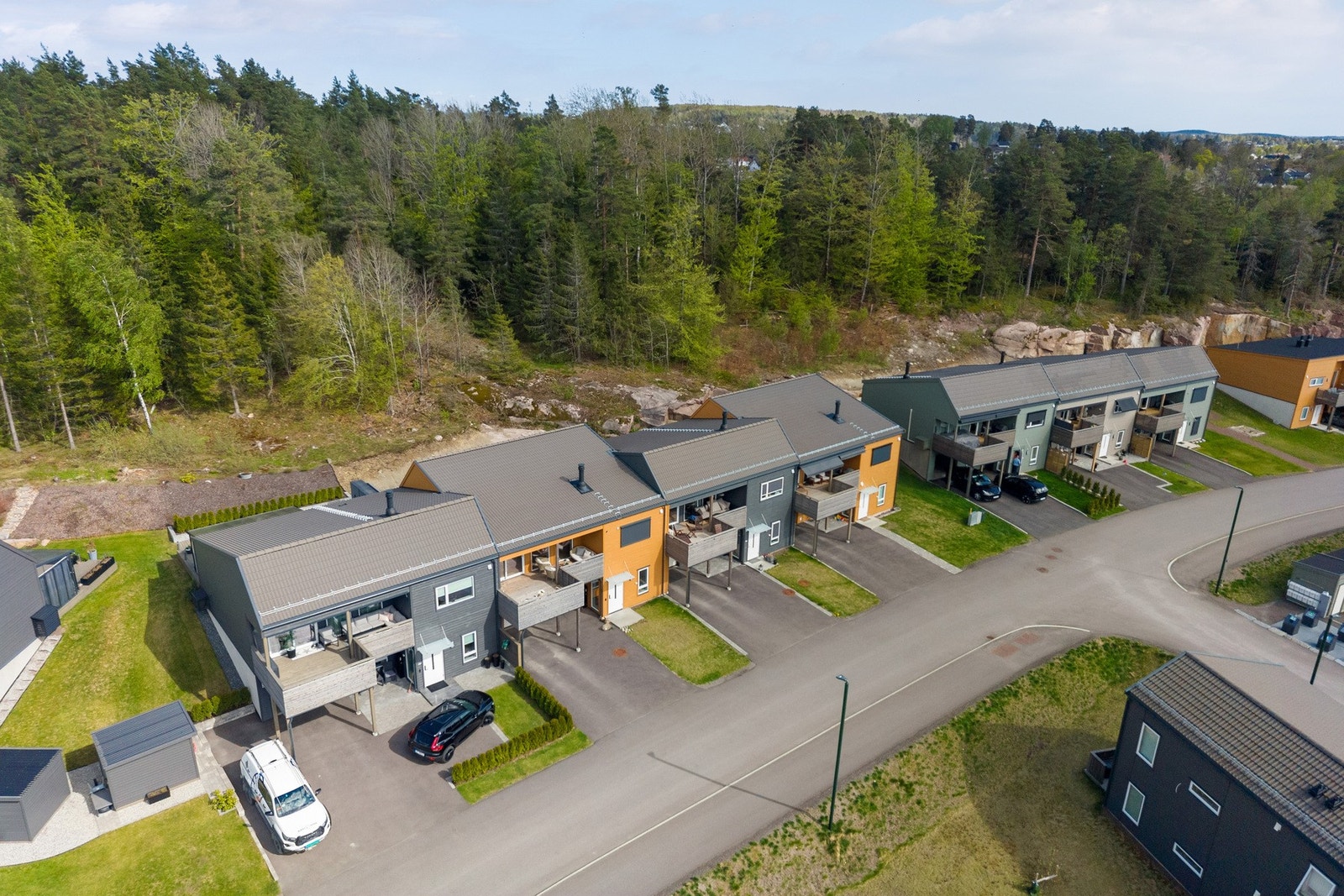 Området består av nyere bebyggelse og oppleves som rolig, trygt og svært barnevennlig, med kort vei til både servicetilbud, skoler, barnehager og flotte rekreasjonsområder. Galleribilde