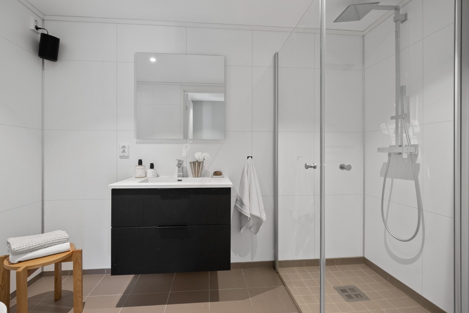 Rekkehuset har to moderne bad samt et separat vaskerom. Badene har fliser på gulv med gulvvarme, hvite flisplater på veggene og downlights i himlingen. Galleribilde