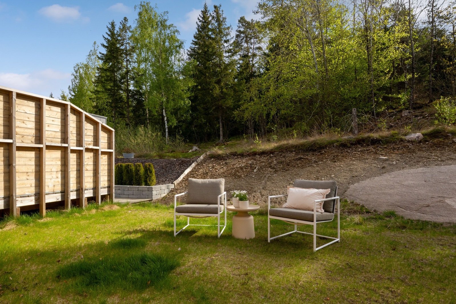 Romslig hageparsell på baksiden. Galleribilde