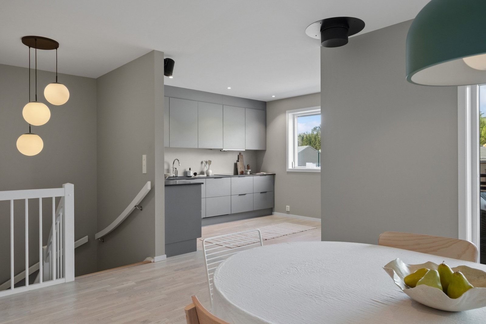 Innredningen fra HTH har et moderne uttrykk, er ført helt opp til tak og plassert parallelt langs to sider. Galleribilde