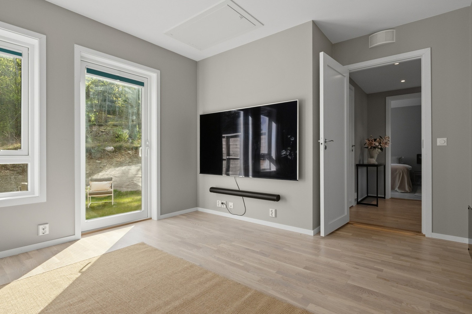 Det ene rommet i andre etasje har utgang til hagen og kan med fordel benyttes som tv-stue eller oppholdsrom etter behov. Galleribilde