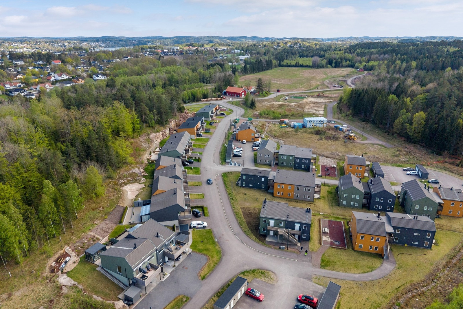 Eiendommen ligger i et rolig og barnevennlig område i en blindvei med overgang til sykkelsti. Galleribilde