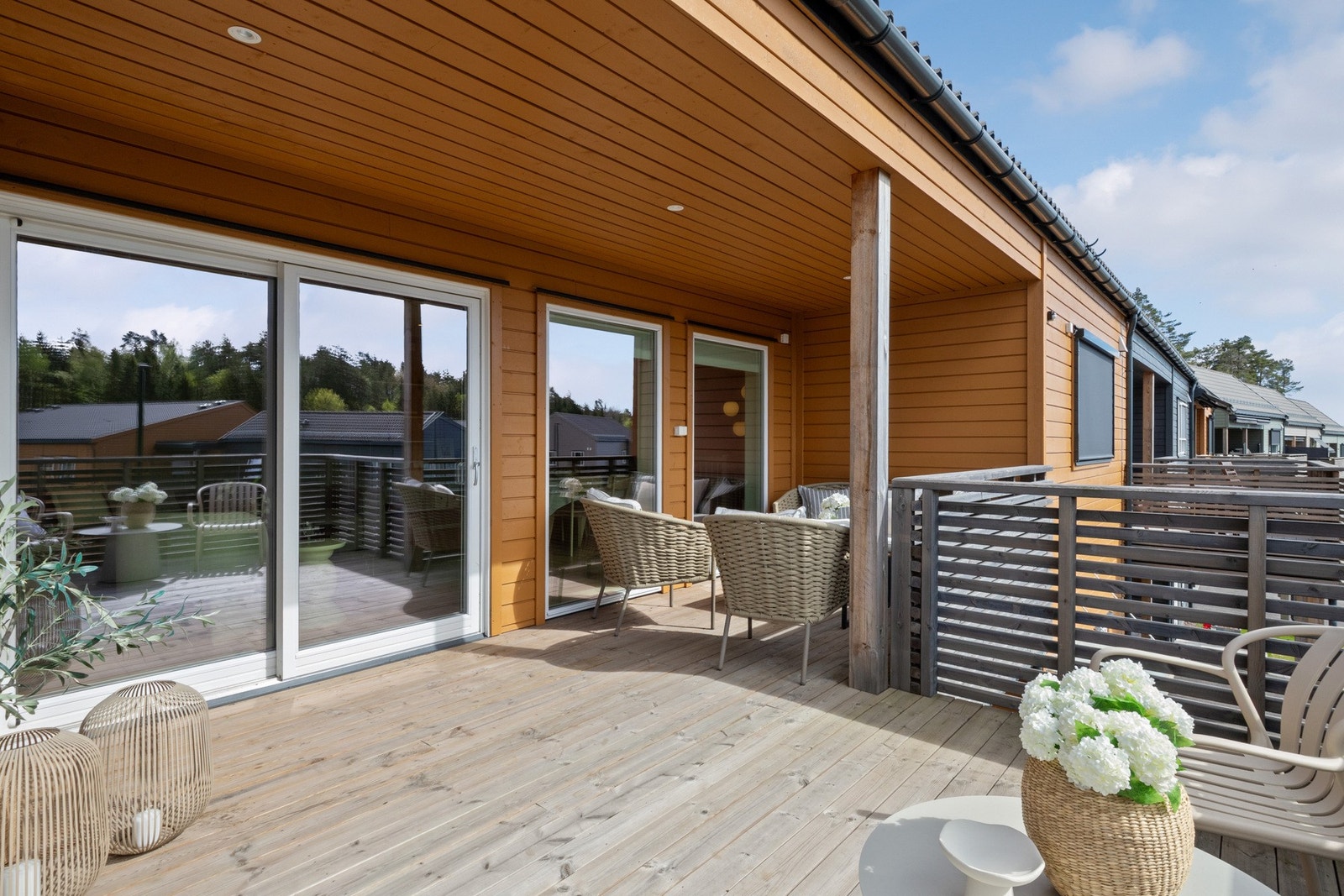 Kjøkkenvinduet, som også vender mot sydvest, har utvendig solskjerming. Galleribilde
