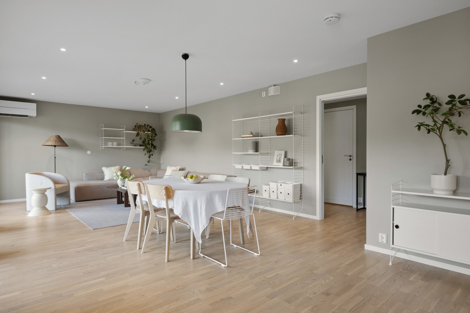 Rommet har eikeparkett, glatte og lysmalte vegger, samt listefri himling med downlights som gir et moderne uttrykk. Galleribilde