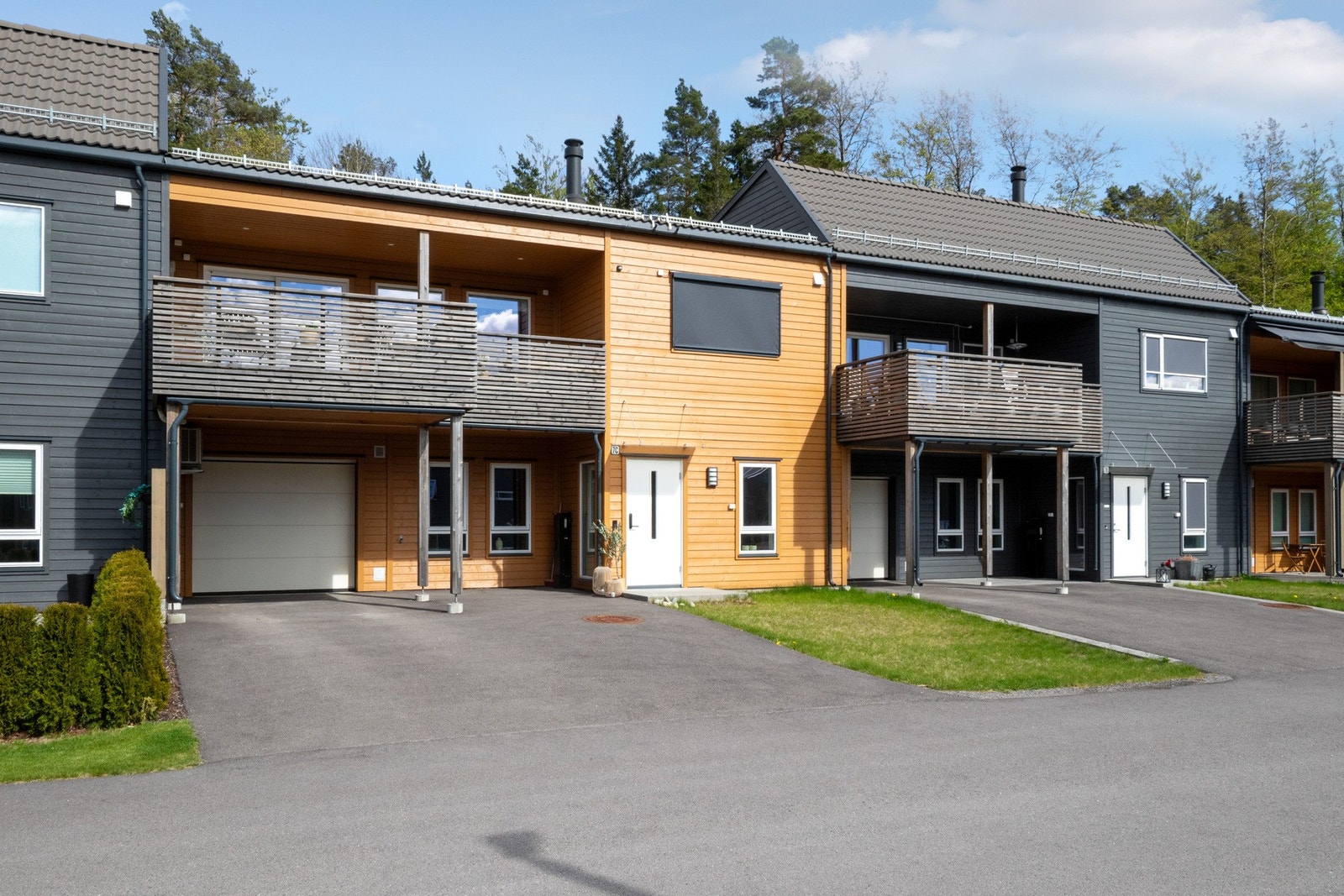 Det er parkering i garasje med elbillader fra Easee og på asfaltert gårdsplass. Galleribilde