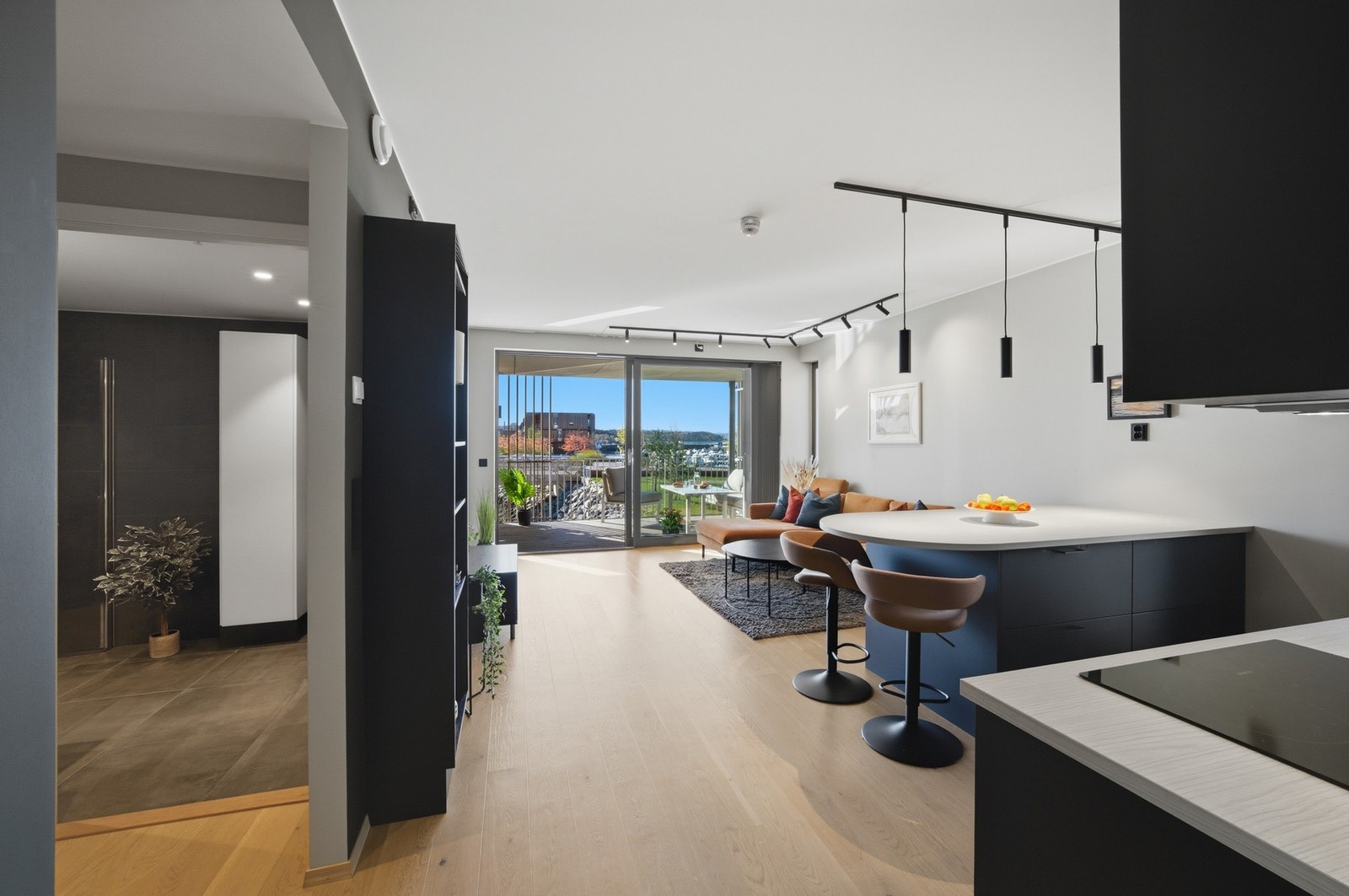 Det er mulig å sette inn en mindre kjøkkenøy for å få bedre plass til et spisebord, f.eks inntil vegg på venstre side hvor hylleseksjonen står i dag. Galleribilde