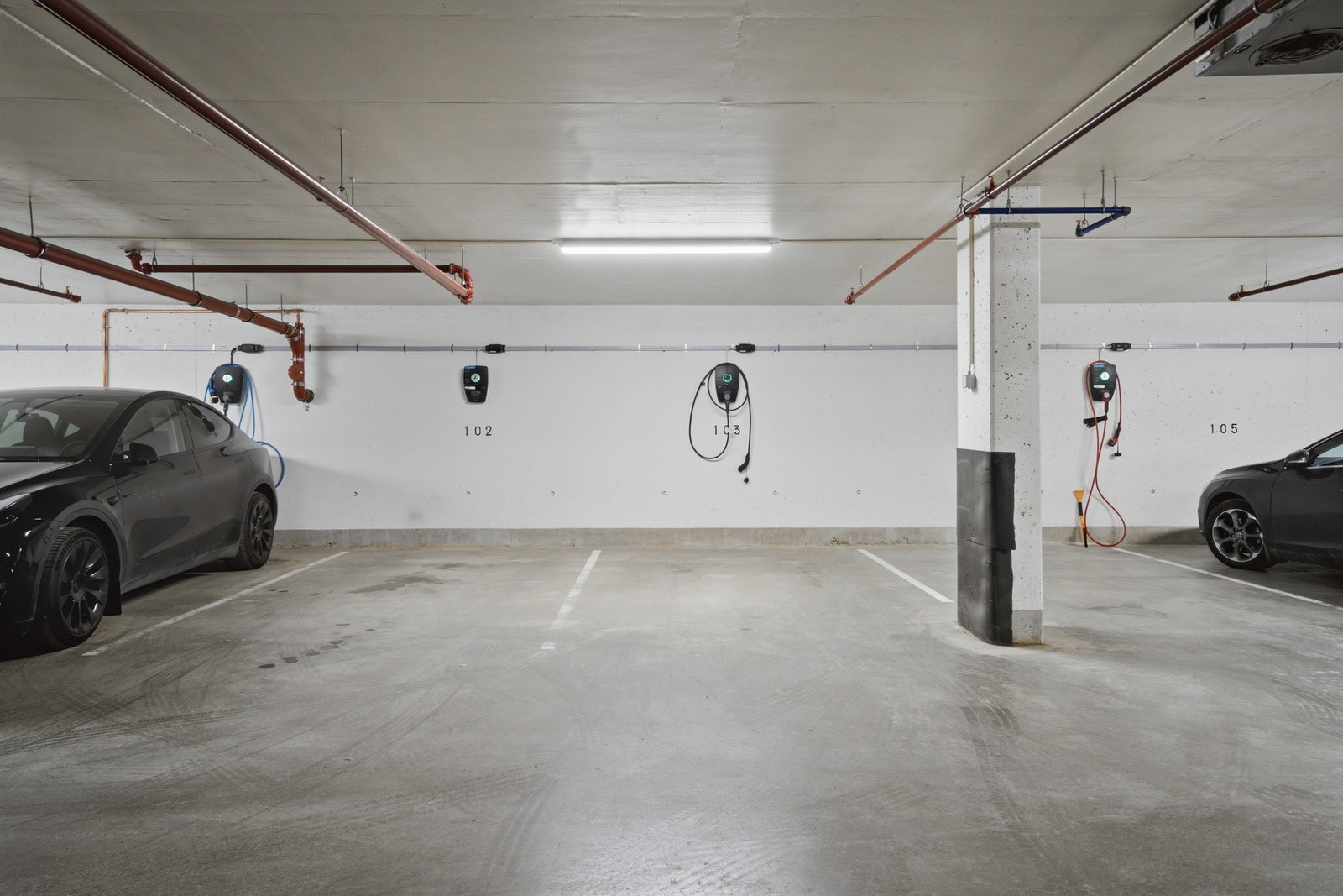 Boligen har fast parkeringsplass i felles garasjekjeller med montert elbillader. Galleribilde