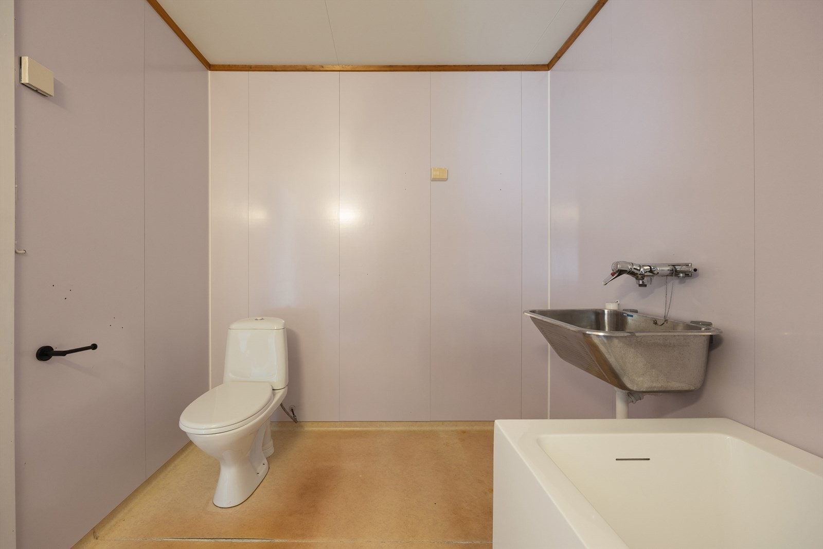 Badet er utstyrt med innredning med servant, badekar, stålservant, toalett og har opplegg for vaskemaskin. Galleribilde