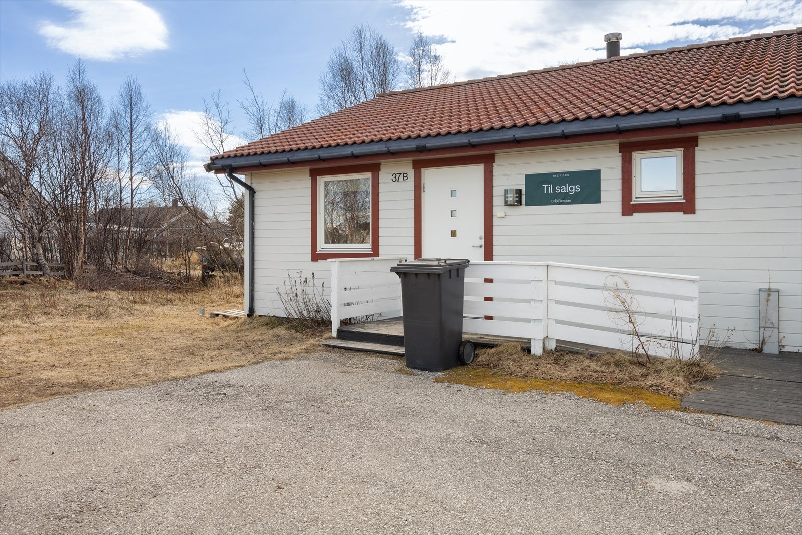 Parkeringsmulighet på felles opparbeidet eiendom like utenfor boligen. Galleribilde