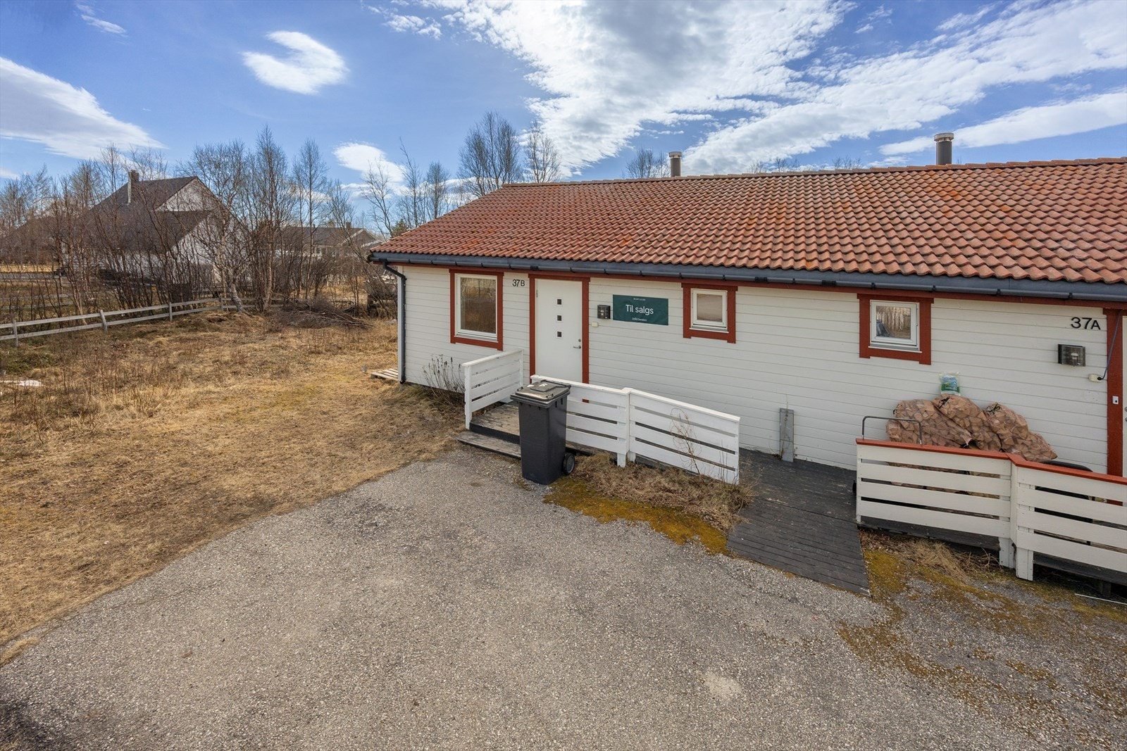 Praktisk halvpart av tomannsbolig med alt på ett plan, beliggende i et etablert og familievennlig område i Lakselv. Galleribilde