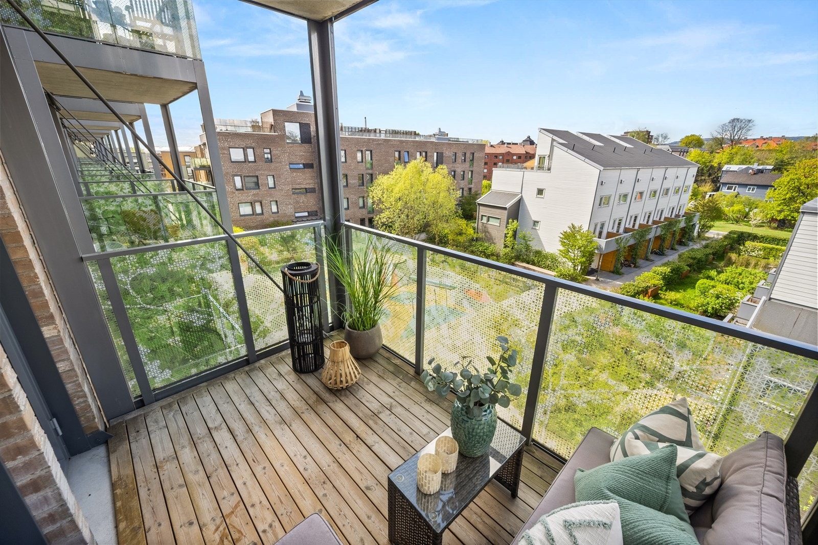 Her er det plass til sittegruppe, grill og beplantning. Galleribilde