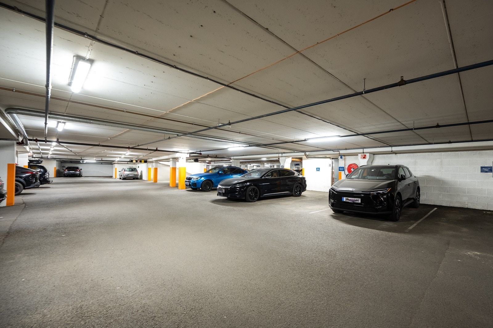 Det er garasjeanlegg under bygget med mulighet for kjøp/leie av parkeringsplass i privat regi. Galleribilde