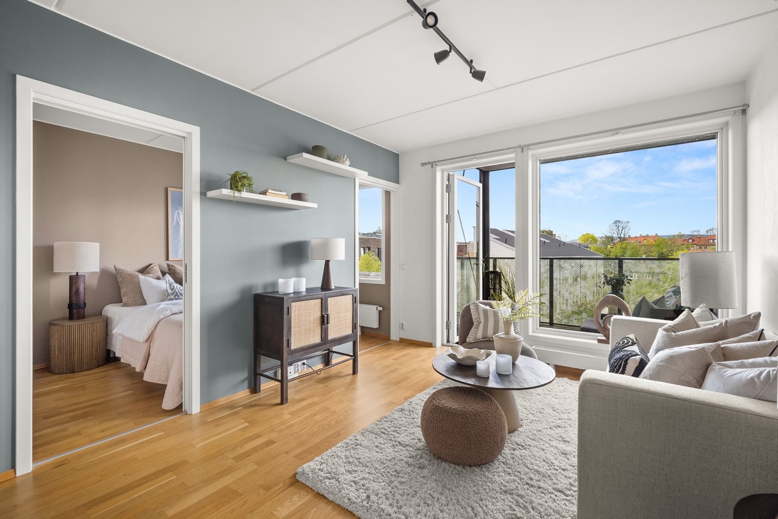 Det er plassbesparende skyvedører mellom soverommet og stuen. Galleribilde