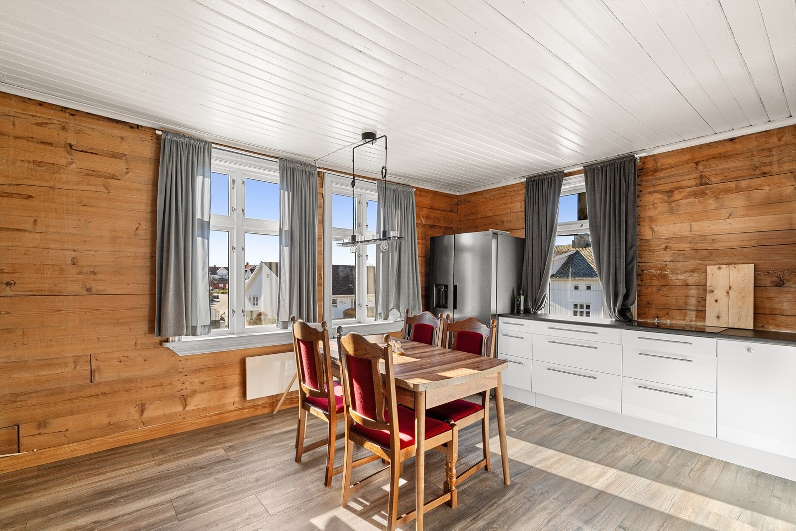 Ved siden av kjøkkenet er det plass til et spisebord i ønsket størrelse. Galleribilde