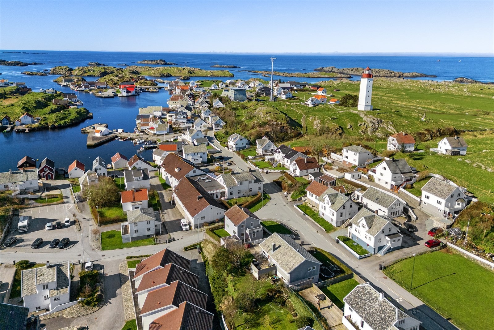 Skolegangen er godt ivaretatt gjennom Kvitsøy skole, som tilbyr undervisning fra 1. til 10. klasse. Skolen ligger i gangavstand fra boligen, noe som gjør det enkelt og trygt for barn å komme seg til og fra. Galleribilde