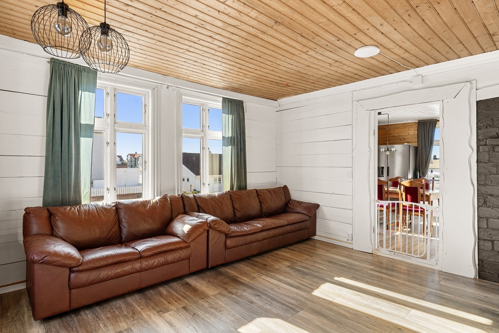 Hovedetasjen består av en romslig stue med store vindusflater som slipper inn rikelig med naturlig lys og gir en luftig romfølelse. Galleribilde
