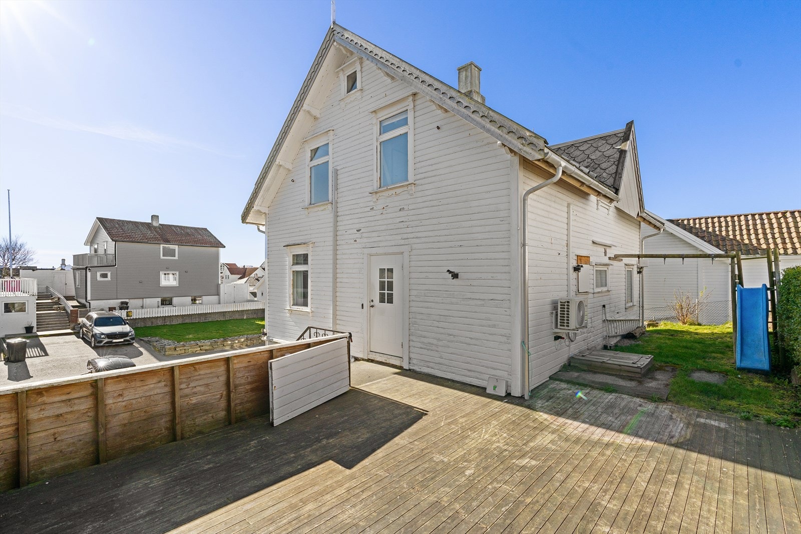 Alt i alt er dette en bolig med et solid utgangspunkt og et utviklingspotensial for den som ønsker å skape et hjem i rolige og naturskjønne omgivelser. Galleribilde
