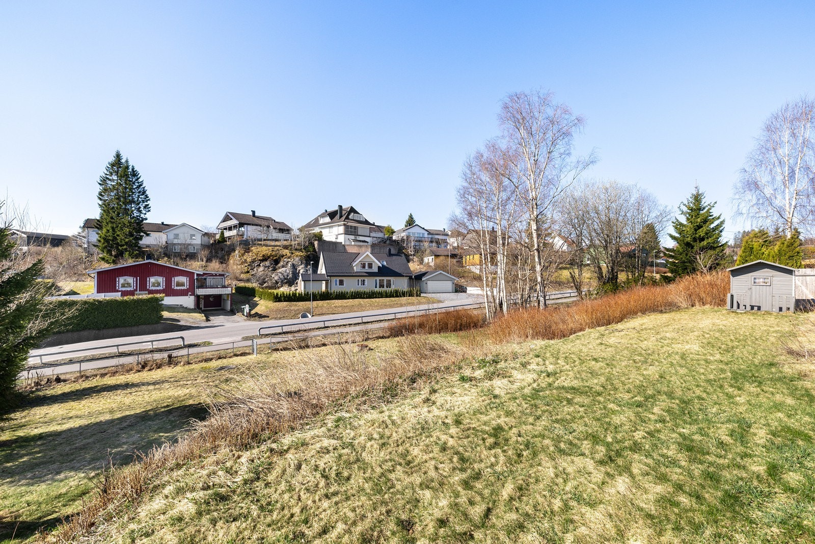 Eiendommen har en strategisk god plassering for pendlere med god offentlig kommunikasjon. Nærmeste busstopp, Bjerke, ligger kun 300 meter fra boligen. Galleribilde